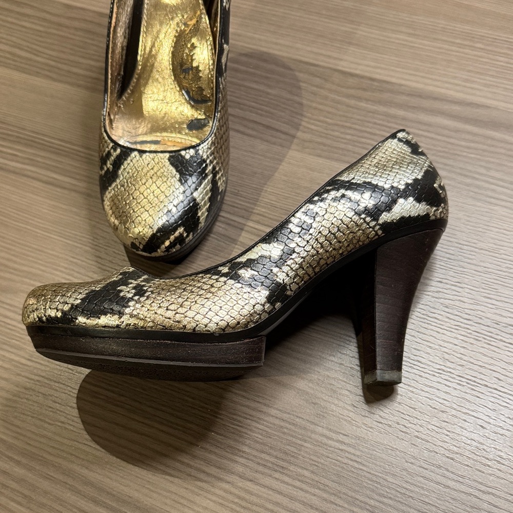 Sofft Women's Elegant Black and Gold Snake print Heels - Picture 12 of 12